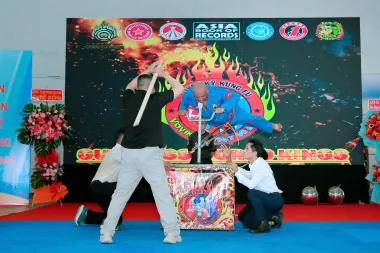 Võ sư & Kỷ Lục Gia Thế Giới Nguyễn Quang Hiển